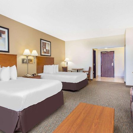 Days Inn By Wyndham Phenix City Near Fort Moore Bagian luar foto