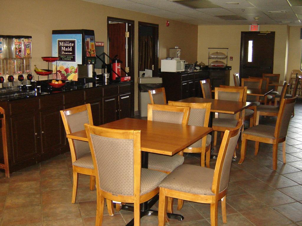 Days Inn By Wyndham Phenix City Near Fort Moore Bagian luar foto