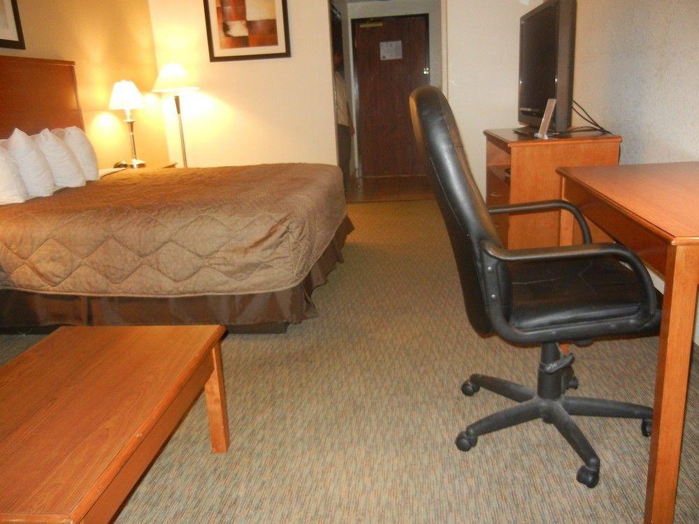 Days Inn By Wyndham Phenix City Near Fort Moore Bagian luar foto