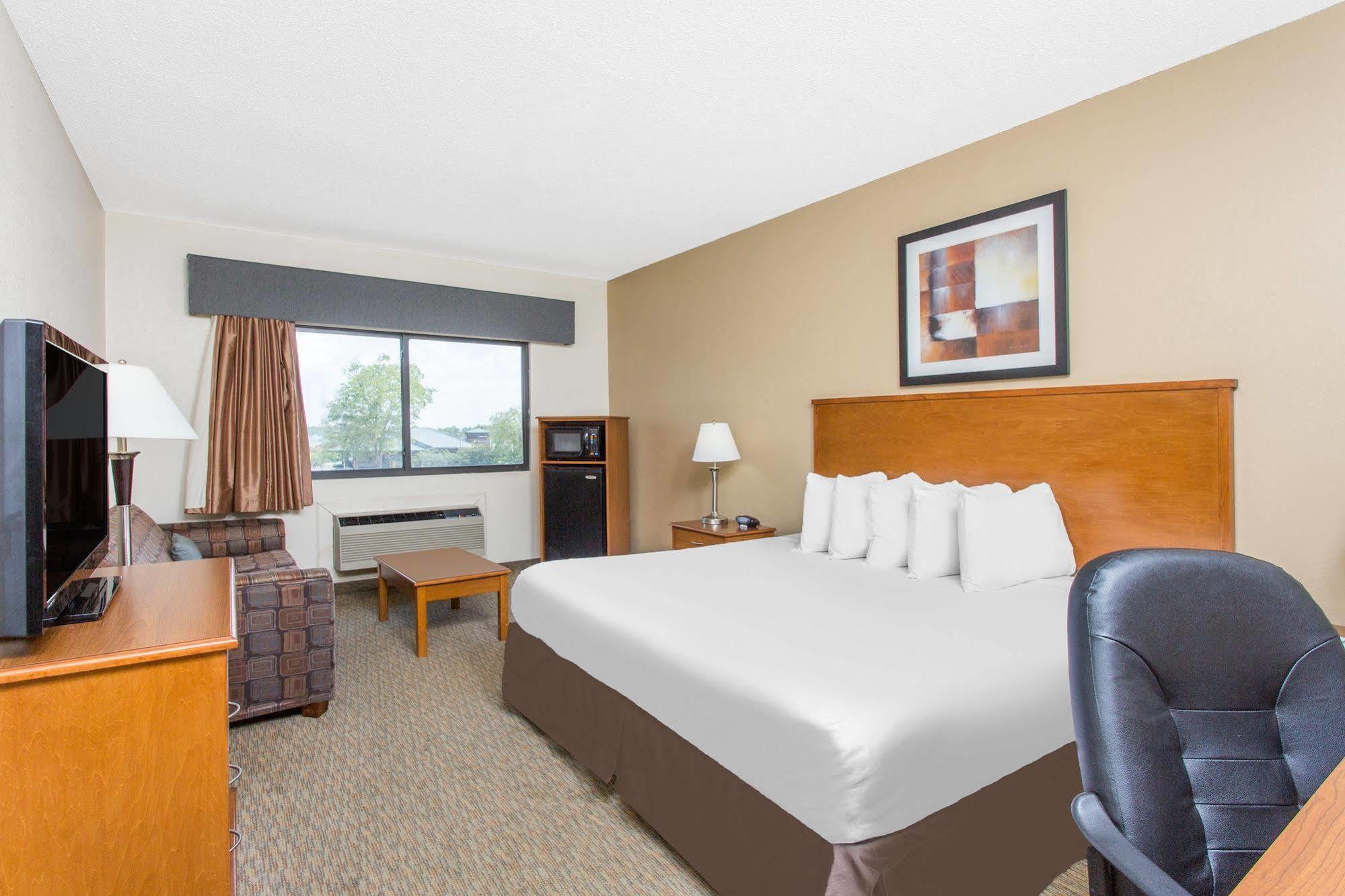 Days Inn By Wyndham Phenix City Near Fort Moore Bagian luar foto