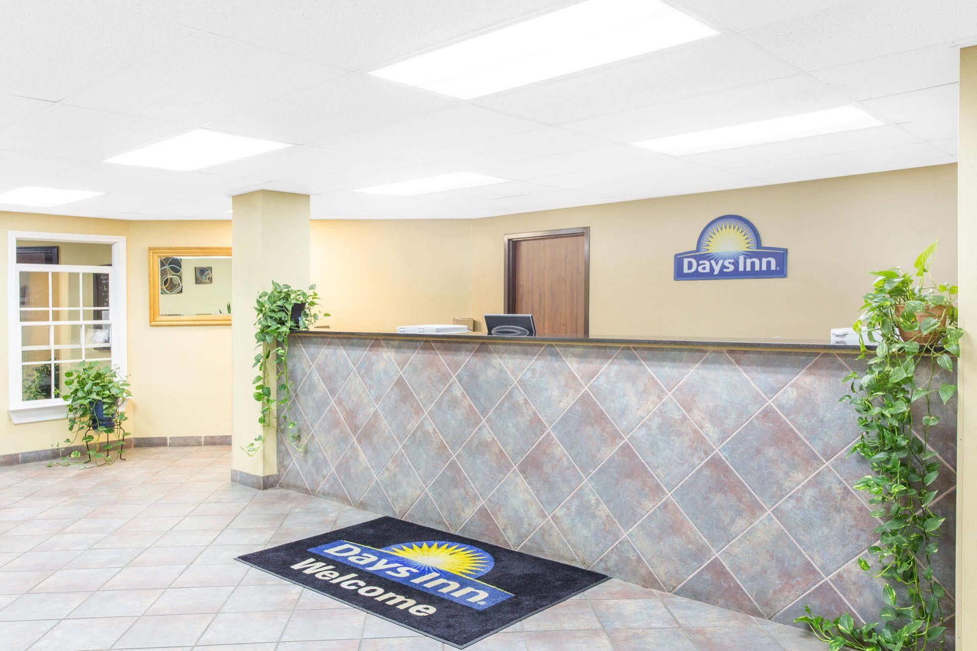 Days Inn By Wyndham Phenix City Near Fort Moore Bagian luar foto