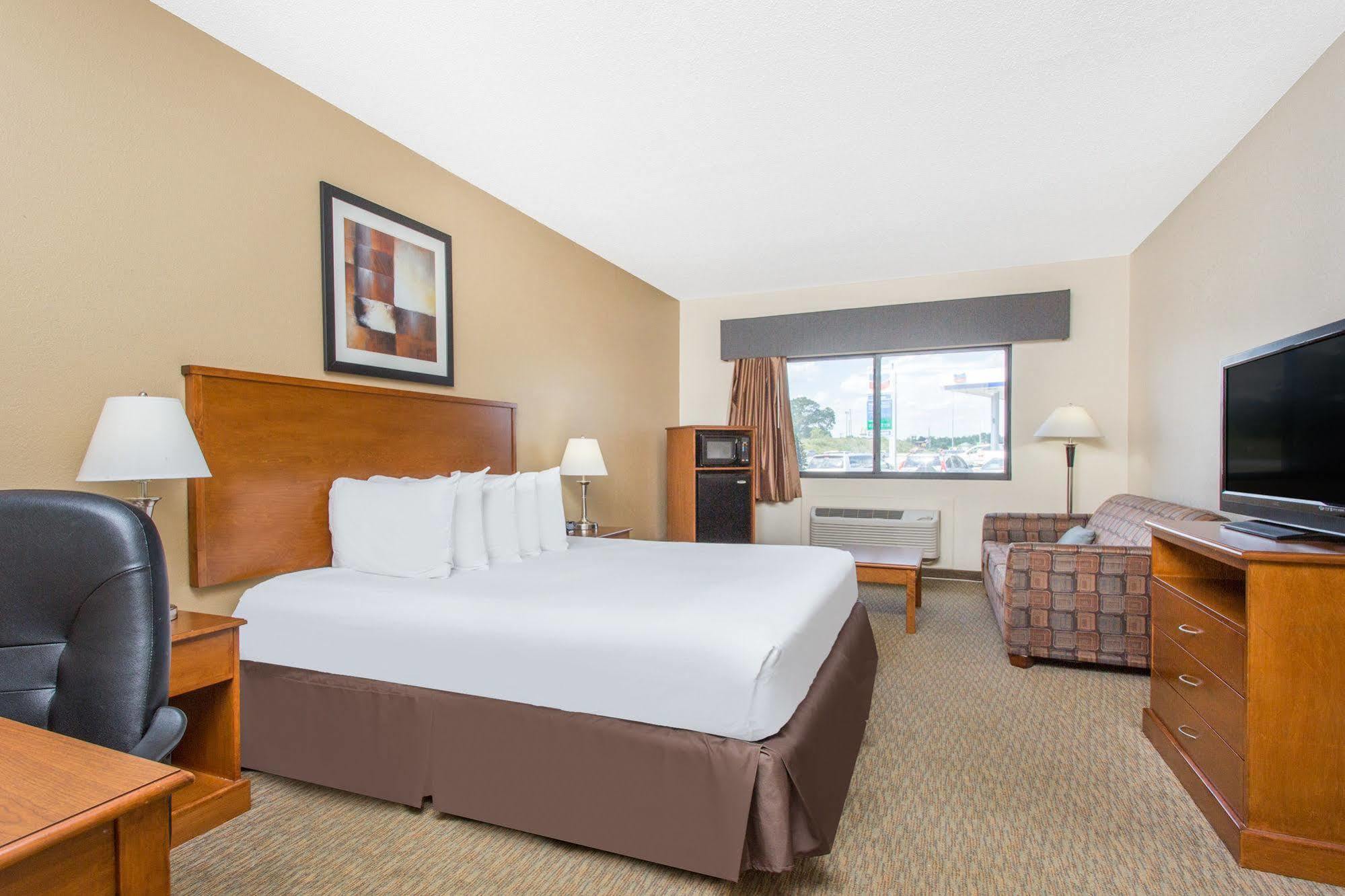Days Inn By Wyndham Phenix City Near Fort Moore Bagian luar foto