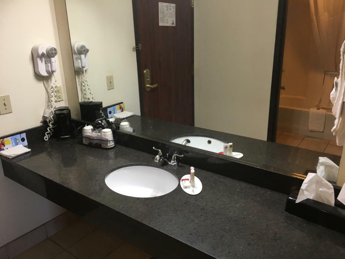 Days Inn By Wyndham Phenix City Near Fort Moore Bagian luar foto